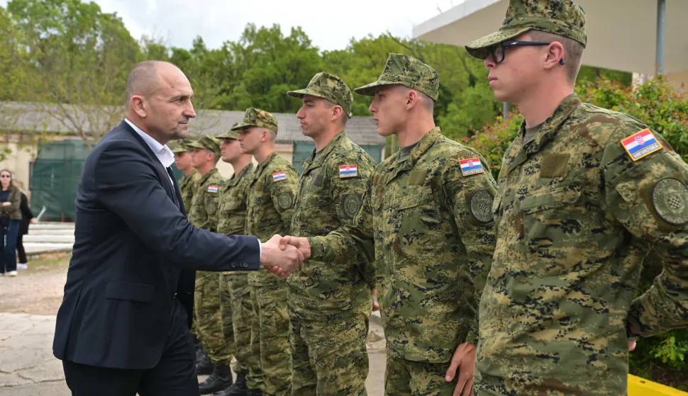 Potpredsjednik Vlade i ministar obrane Ivan Anu&scaron;ić posjetio je danas ročnike na temeljnom vojnom osposobljavanju (TVO) koji vojnu obuku polaze u vojarni u Kninu. Prvih 800 ročnika na obvezno vojno osposobljavanje u vojarne u Kninu, Slunju i Požegi u&scaron;lo je 9. ožujka i sada su pri kraju dvomjesečnog TVO-a.