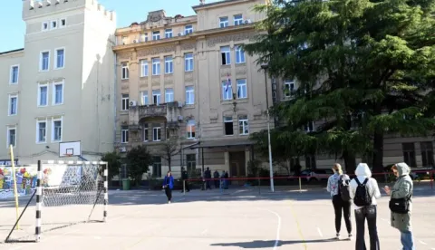 U gotovo svim srednjim &scaron;kolama Primorsko-goranske županije trenutno se ne održava nastava jer su učenici i djelatnici evakuirani zbog dojave o bombama.