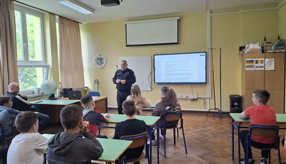 Policijski službenik za sigurnost i preventivu cestovnog prometa Policijske postaje Beli Manastir održao je interaktivno predavanje 7. i 8. razredima učenika Osnovne &scaron;kole Matije Gubec iz Čeminca