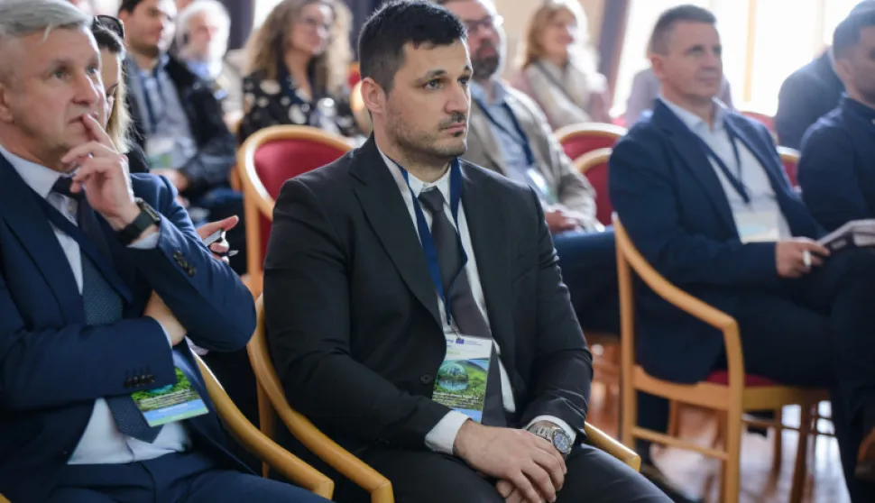 Na velikoj međunarodnoj konferenciji koja se u utorak, 21. travnja, u organizaciji Agencije za ruralni razvoj Zadarske županije (AGRRA) održala na Sveučili&scaron;tu u Zadru, predstavljen je vi&scaron;e od dva milijuna eura vrijedan projekt Green Economy and CO2 (GECO 2.2). 