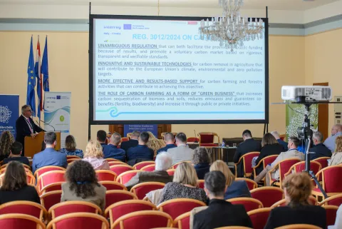 Na velikoj međunarodnoj konferenciji koja se u utorak, 21. travnja, u organizaciji Agencije za ruralni razvoj Zadarske županije (AGRRA) održala na Sveučili&scaron;tu u Zadru, predstavljen je vi&scaron;e od dva milijuna eura vrijedan projekt Green Economy and CO2 (GECO 2.2). 