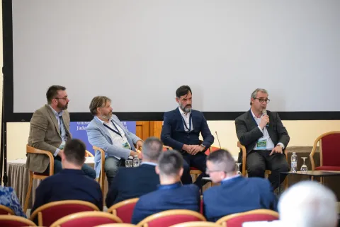 Na velikoj međunarodnoj konferenciji koja se u utorak, 21. travnja, u organizaciji Agencije za ruralni razvoj Zadarske županije (AGRRA) održala na Sveučili&scaron;tu u Zadru, predstavljen je vi&scaron;e od dva milijuna eura vrijedan projekt Green Economy and CO2 (GECO 2.2). 