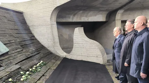 Jasenovac, 22.04.2026. - Javna ustanova Spomen-područje Jasenovac održala je komemoraciju "Sjećanje za budućnost" u spomen na žrtve te preživjele zatočenike usta&scaron;koga koncentracijskog logora Jasenovac. Na fotografiji izaslanstvo Sabora - Gordan Jandroković. foto HINA/ Nikola BLAŽEKOVIĆ/ nb