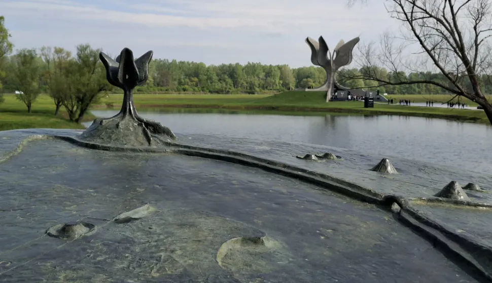 Jasenovac, 22.04.2026. - Javna ustanova Spomen-područje Jasenovac održala je komemoraciju "Sjećanje za budućnost" u spomen na žrtve te preživjele zatočenike usta&scaron;koga koncentracijskog logora Jasenovac. foto HINA/ Nikola BLAŽEKOVIĆ/ ml
