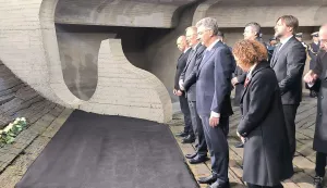 Jasenovac, 22.04.2026. - Javna ustanova Spomen-područje Jasenovac održala je komemoraciju "Sjećanje za budućnost" u spomen na žrtve te preživjele zatočenike usta&scaron;koga koncentracijskog logora Jasenovac. Na fotografiji izaslanstvo Vlade - Davor Božinović, Andrej Plenković, Tomislav Ćorić, Gordan Grlić Radman, Nina Obuljen Koržinek, Damir Habijan. foto HINA/ Nikola BLAŽEKOVIĆ/ nb