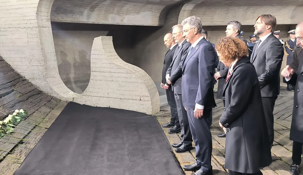 Jasenovac, 22.04.2026. - Javna ustanova Spomen-područje Jasenovac održala je komemoraciju "Sjećanje za budućnost" u spomen na žrtve te preživjele zatočenike usta&scaron;koga koncentracijskog logora Jasenovac. Na fotografiji izaslanstvo Vlade - Davor Božinović, Andrej Plenković, Tomislav Ćorić, Gordan Grlić Radman, Nina Obuljen Koržinek, Damir Habijan. foto HINA/ Nikola BLAŽEKOVIĆ/ nb