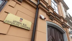 Zagreb, 23.04.2025. - Udruga Spasimo male obiteljske iznajmljivače (SMOi) na konferenciji za medije ispred Ustavnog suda izvijestili su o razlozima predaje tom sudu prijedloga za ocjenu suglasnosti tri zakona s Ustavom RH (zakoni o lokalnim porezima, o ugostiteljskoj djelatnosti i o upravljanju i održavanju zgrada).Na fotografiji Ustavni sud, zgrada.foto HINA/ Edvard &Scaron;U&Scaron;AK