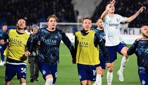 (LtoR) Inter Milan's Italian defender #36 Matteo Darmian, Inter Milan's Italian forward #94 Francesco Pio Esposito, Inter Milan's Italian midfielder #16 Davide Frattesi and Inter Milan's Croatian midfielder #8 Petar Sucic celebrate after the Italian Serie A football match between Como and Inter Milan at the Giuseppe Sinigaglia stadium in Como on April 12, 2026. (Photo by Piero CRUCIATTI/AFP)