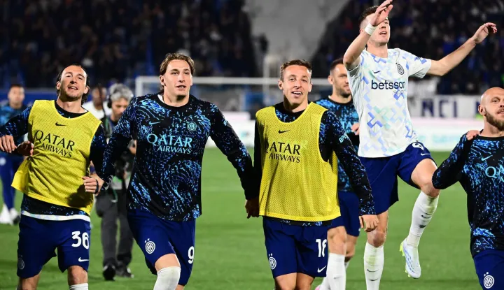 (LtoR) Inter Milan's Italian defender #36 Matteo Darmian, Inter Milan's Italian forward #94 Francesco Pio Esposito, Inter Milan's Italian midfielder #16 Davide Frattesi and Inter Milan's Croatian midfielder #8 Petar Sucic celebrate after the Italian Serie A football match between Como and Inter Milan at the Giuseppe Sinigaglia stadium in Como on April 12, 2026. (Photo by Piero CRUCIATTI/AFP)