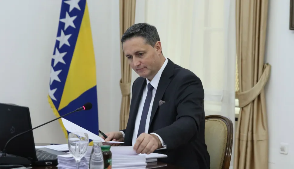 Sarajevo, 22.12.2022.- Članovi Predsjednitva Bosne i Hercegovine imenovali su u četvrtak Borjanu Krito iz HDZ BiH za novu predsjedateljicu Vijeća ministara s četvorogodinjim mandatom. Za nju su glasali bonjački član dravnog vrha Denis Bećirović (na slici) i srpska članica eljka Cvijanović, a protiv je bio hrvatski član eljko Komić. foto HINA/ Fena/Hazim Aljiović/ ua