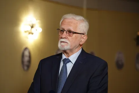 Miomir Žužul, Knjiga "Diplomacija &ndash; druga strana rata", &Scaron;kolska knjiga, Darinko Bago