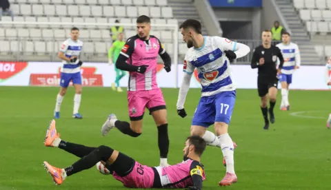 Osijek, 23. 11. 2025, Opus Arena, nogomet, Osijek - Lokomotiva (Zagreb), SupeSport HNL 25/26. Arnel Jakupović (17)..snimio GOJKO MITIĆ