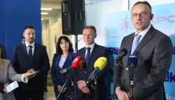 Osijek, 23. 04. 2026, Gordan Jandrokovic, predsjendik Hrvatskog sabora, iza zatvrenih vrata posjetio je osječku tvrtku Saponija u pratnji člana uprave Saponje Hrvoje Buljan, gradonačelnka Osijeka Ivan Radicć i županice Nata&scaron;a Trami&scaron;ak. Ivan Radić, Nata&scaron;a Trami&scaron;ak Gordan Jandroković i Hrvoje Buljan.snimio GOJKO MITIĆ