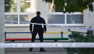 08.10.2024., Varazdin, Dojava o eksplozivnoj napravi u Graditeljsko, prirodoslovnoj i rudarskoj skoli u Varazdinu. Svi ucenici su u pratnji djelatnika skole i policijskih sluzbenika organizirano napustili zgradu skole te su na sigurnom. Policija osigurava obje skolske zgrade. Photo: Vjeran Zganec Rogulja/PIXSELL