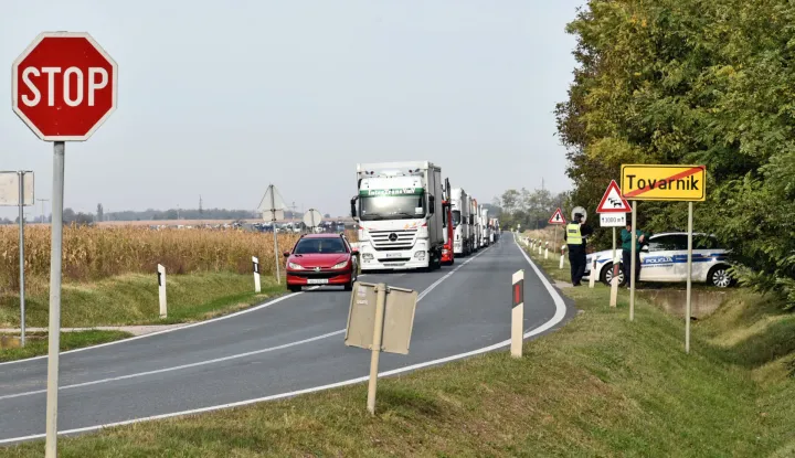 slavonija...tovarnik....10.10.2020.kolona slepera na ulazu u tovarnik prema granicnom prijelazu sa srbijom; policija slepere zaustavlja prije ulaska u samo mjesto i povremeno ih propusta prema granicnom prijelazu, kako se ne bi stvorila kolona u samom mjestu tovarnik;foto Gordan Panić