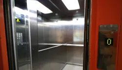 Osijek.24.09.2020. Stanje liftova u osjeckim zgradama Na Fotografiji: lift u cetverolistuFoto:Marko Mrkonjic