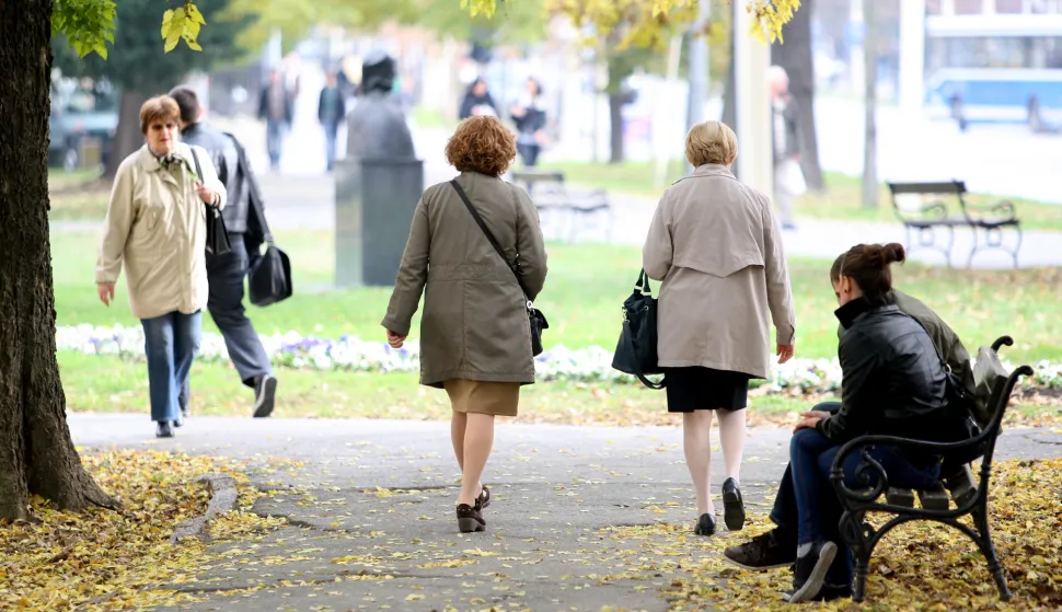 snimio Davor KIBEL,Osijek, 12.11.2012. Korzo, slobodnjak, toplo vrijeme, ljudi s leđa