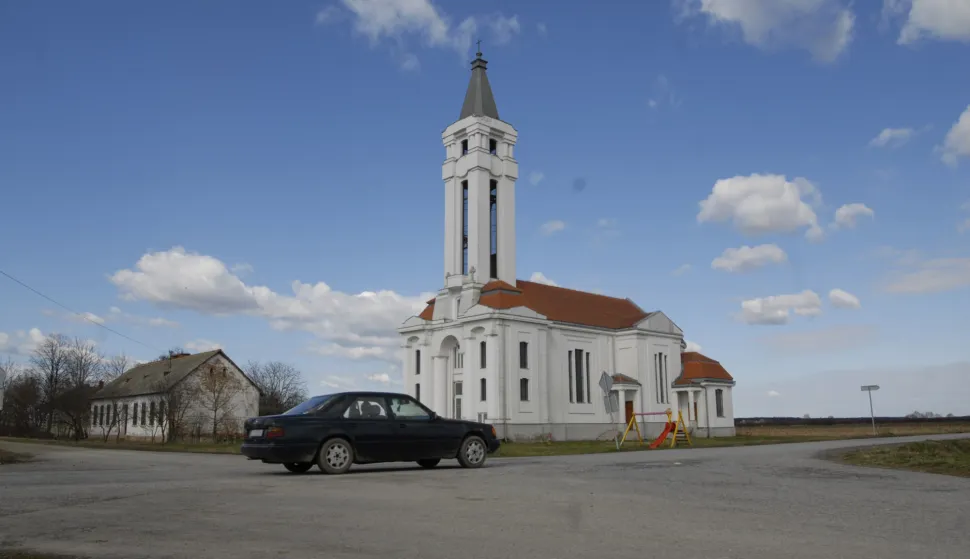 ovo, selo Krndija, sjeci&scaron;te puteva Đakovo-Na&scaron;ice-Osijek kod crkve, arhiva, objava u rujnu 2018.