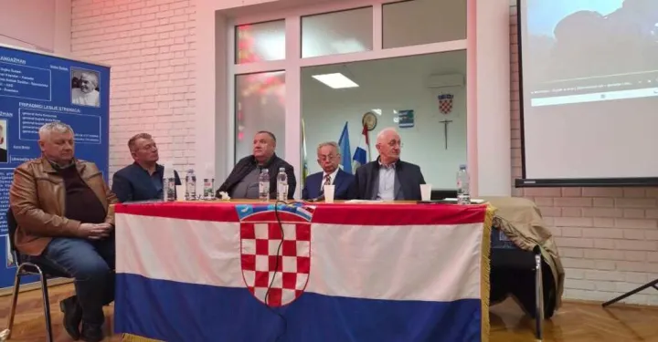 VINKOVCIU povodu&nbsp;35. godi&scaron;njice velikosrpske agresije na Hrvatsku, na poticaj Hrvatske družbe povjesničara "Dr. Rudolf Horvat", u Domu hrvatskih branitelja u Vinkovcima održana je tribina naslovljena "Hrvatska vas zove" travanj 2026.