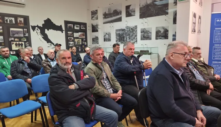 VINKOVCIU povodu&nbsp;35. godi&scaron;njice velikosrpske agresije na Hrvatsku, na poticaj Hrvatske družbe povjesničara "Dr. Rudolf Horvat", u Domu hrvatskih branitelja u Vinkovcima održana je tribina naslovljena "Hrvatska vas zove" travanj 2026.