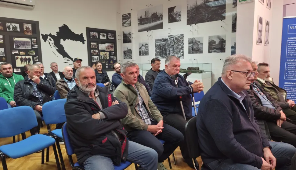 VINKOVCIU povodu&nbsp;35. godi&scaron;njice velikosrpske agresije na Hrvatsku, na poticaj Hrvatske družbe povjesničara "Dr. Rudolf Horvat", u Domu hrvatskih branitelja u Vinkovcima održana je tribina naslovljena "Hrvatska vas zove" travanj 2026.