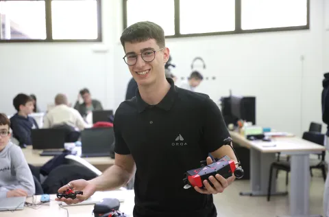 Osijek, 23. 04. 2026., O&Scaron; Retfala, prva hrvatska &Scaron;kolska dron liga, dron, vježbanje, simulator, let, Matko Čau&scaron;ić - Orqa SNIMIO BRUNO JOBST