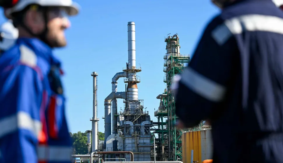 French Director of Operational Excellence, Refining & Chemicals at TotalEnergies Francois Bourrasse (L) looks on at the TotalEnergies refinery platform in Gronfreville-L?Orcher, near Le Havre, northwestern France, on April 23, 2026. (Photo by Lou BENOIST/AFP), NAFTA, RAFINERIJA