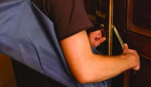 Zagreb, 13.07.2007. (zagreb), Provalnik pokusava uci u stan (uz temu o provalama u stanove), foto Darko JELINEK                 