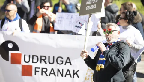 Zagreb, 01.04.2023.- Udruga Franak održao je prosvjed s kojega su Vrhovnom sudu poručili kako je krajnje vrijeme za odluke o krucijalnim pravnim shvaćanjima koje se tiču 55.000 obitelji s konvertiranim kreditima, te da se mora hitno donijeti i pravna shvaćanje o ni&scaron;tetnosti cijelih ugovora s ni&scaron;tetnom valutnom klauzulom i ni&scaron;tetnom promjenjivom kamatnom stopom koja se tiče 125.000 obitelji koje su imale kredite u &scaron;vicarskim francima. foto HINA/ Daniel KASAP/ dk