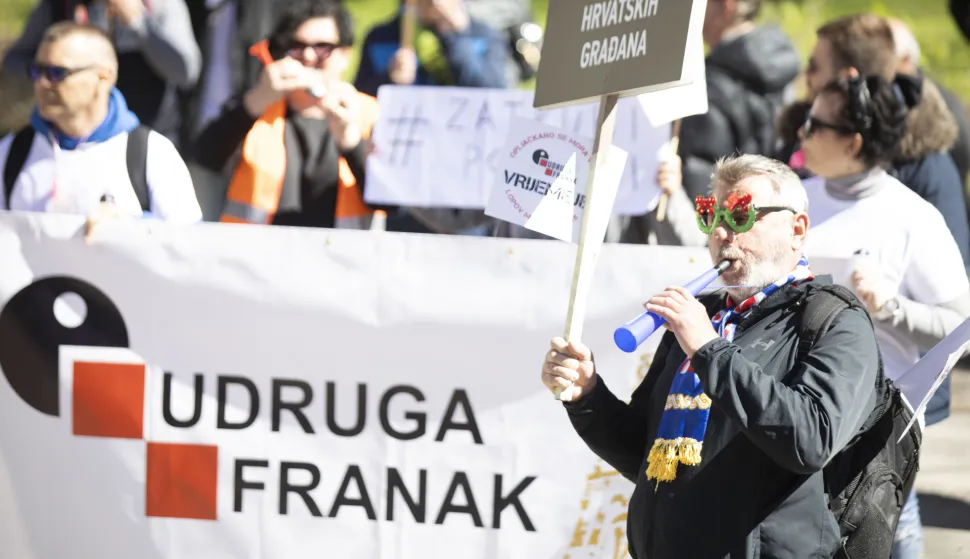 Zagreb, 01.04.2023.- Udruga Franak održao je prosvjed s kojega su Vrhovnom sudu poručili kako je krajnje vrijeme za odluke o krucijalnim pravnim shvaćanjima koje se tiču 55.000 obitelji s konvertiranim kreditima, te da se mora hitno donijeti i pravna shvaćanje o ni&scaron;tetnosti cijelih ugovora s ni&scaron;tetnom valutnom klauzulom i ni&scaron;tetnom promjenjivom kamatnom stopom koja se tiče 125.000 obitelji koje su imale kredite u &scaron;vicarskim francima. foto HINA/ Daniel KASAP/ dk