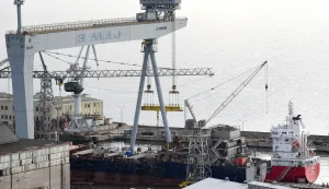 RIJEKA, 02.01.2024. NOVOSTIBRODOGRADILISTE TRECI MAJ BROD LOVISA DOPREMIO JE NOVI BRODSKI MOTOR ZA NOVOGRADNJU (ALGOMA) KOJI JE DANAS DIZALICOM ISKRCAN I PREBACEN U OTPREMNI BAZENSNIMIO: SERGEJ DRECHSLER