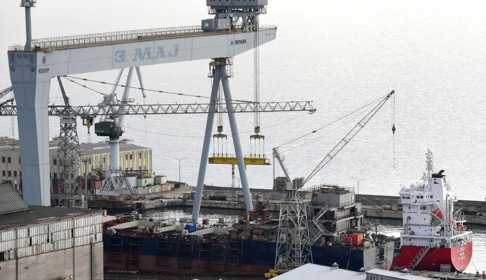 RIJEKA, 02.01.2024. NOVOSTIBRODOGRADILISTE TRECI MAJ BROD LOVISA DOPREMIO JE NOVI BRODSKI MOTOR ZA NOVOGRADNJU (ALGOMA) KOJI JE DANAS DIZALICOM ISKRCAN I PREBACEN U OTPREMNI BAZENSNIMIO: SERGEJ DRECHSLER