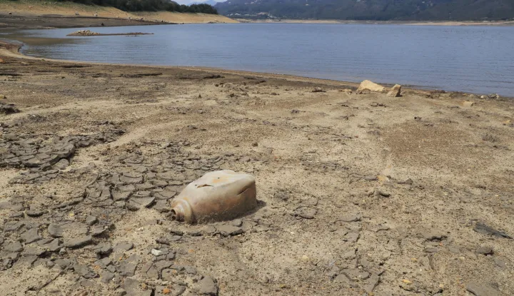 epa11273062 Extensive beaches have been formed due to the low water levels in the San Rafael reservoir in the municipality of La Calera, Colombia, 11 April 2024. The Mayor's Office of Bogota ordered water rationing, starting on 11 April, due to the low levels of the reservoirs supplying the city due to a drought aggravated by the El Nino phenomenon. The measure affects about 8 million inhabitants in numerous neighborhoods in the center and north of the capital city of Colombia, who will see their running water supply cut for 24 hours. EPA/Carlos Ortega