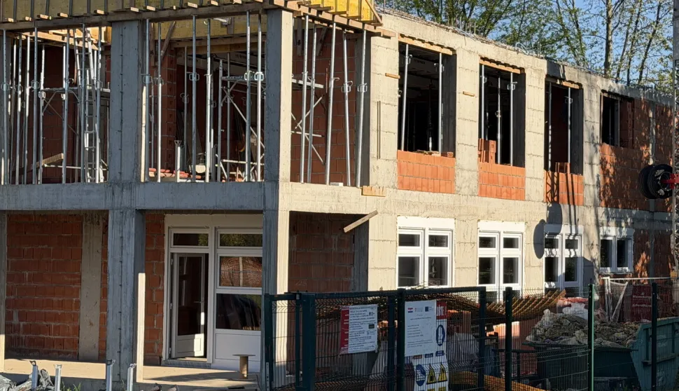 SLAVONSKI BRODGrad Slavonski Brod nastavlja s konkretnim koracima u rje&scaron;avanju jednog od ključnih problema mladih obitelji - nedostatka mjesta u dječjim vrtićima. Radovi na dogradnji vrtića Pčelica i Kosjenka, koji će donijeti značajno povećanje kapaciteta, napreduju prema planu, travanj 2026.