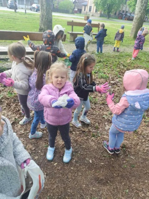 ĐURĐENOVACU svrhu praktične edukacije o ekologiji i za&scaron;titi okoli&scaron;a polaznici mlađe skupine Leptirići Dječjeg vrtića Jaglac Đurđenovac obilježili su Dan planeta Zemlje či&scaron;ćenjem parka u sredi&scaron;tu ĐurđenovcaTRAVANJ 2026.