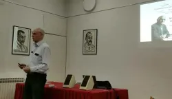 VINKOVCIEminentni hrvatski znanstvenik, teorijski fizičar Miroslav Dore&scaron;ić, održao je u dvorani vinkovačkog Ogranka Matice hrvatske predavanje o kvantnoj fizici i najavio dolazak u Hrvatsku nobelovca hrvatskih korijena Johna Martinisa, koji je dobio Nobelovu nagradu za fiziku za 2025. godinu s Johnom Clarkeom i Michaelom Devoretom za zajednički rad na makroskopskim kvantnim fenomenima u supravodičima.travanj 2026.