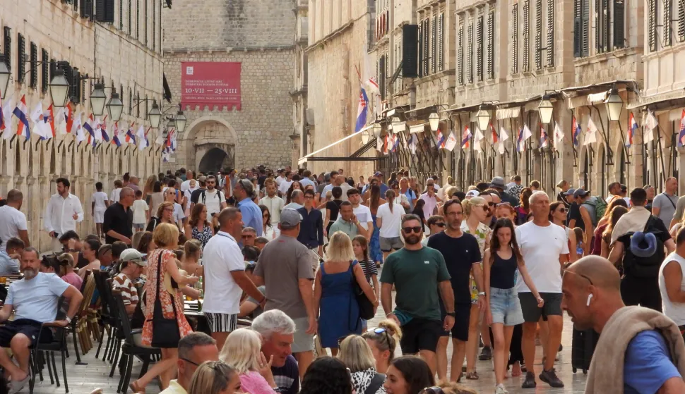 16.08.2025., Dubrovnik - Velika fluktuacija turista pokazuje da je Dubrovnik jos uvijek jedna od najomiljenijih destinacija na Jadranu. Stradun, poznat i kao Placa, glavna je ulica u Dubrovniku i glavno mjesto okupljanja turista. Ulica je pjesacka zona i srediste mnogih aktivnosti, a duz nje se nalaze brojne trgovine, kafici, restorani i povijesne znamenitosti. Turisti cesto setaju Stradunom, fotografiraju se i uzivaju u atmosferi. Photo: Sanjin Strukic/PIXSELL