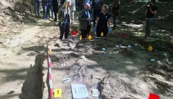 ZAGREB, 24. travnja 2026. (Hina) - U &scaron;umi Le&scaron;će na području zagrebačke Gornje Dubrave pronađene su dvije masovne grobnice s posmrtnim ostacima najmanje 23 osobe iz razdoblja Drugog svjetskog rata i poraća, izvijestilo je u petak Ministarstvo hrvatskih branitelja.