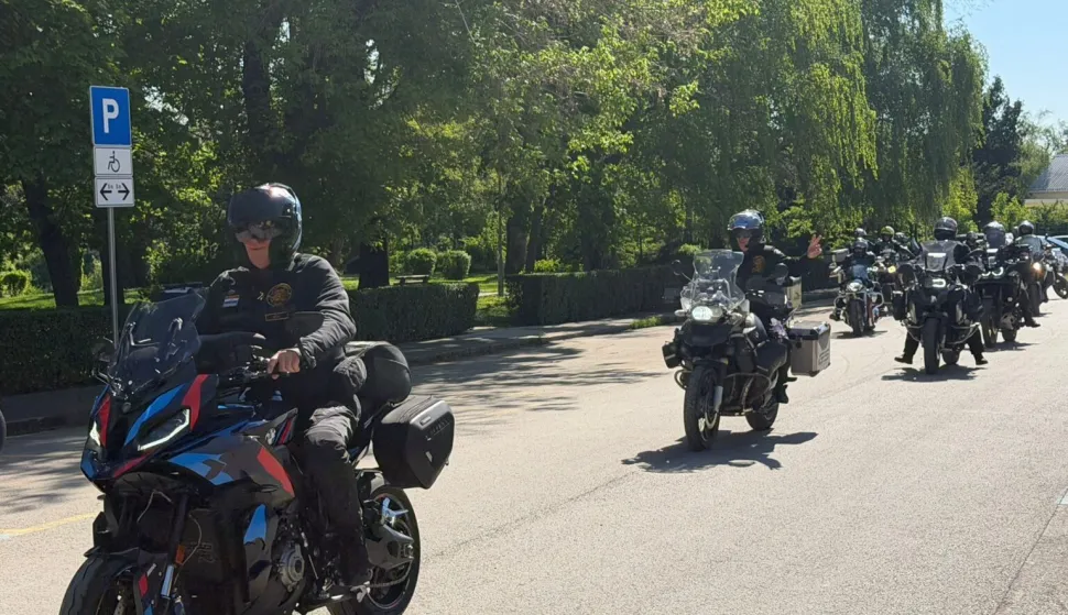Članovi Moto kluba 4. gardijske brigade iz Splita, zajedno s članovima Moto kluba Vinkovci odali su danas kod spomenika hrvatskim braniteljima u Lovretićevoj ulici, počast poginulim i nestalim hrvatskim braniteljima, a sve u sklopu tradicionalne karavane pod nazivom "35 krunica za 35 godina"