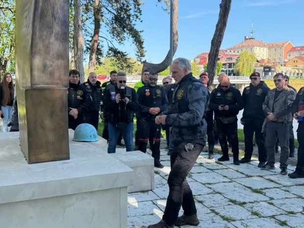 Članovi Moto kluba 4. gardijske brigade iz Splita, zajedno s članovima Moto kluba Vinkovci odali su danas kod spomenika hrvatskim braniteljima u Lovretićevoj ulici, počast poginulim i nestalim hrvatskim braniteljima, a sve u sklopu tradicionalne karavane pod nazivom "35 krunica za 35 godina"