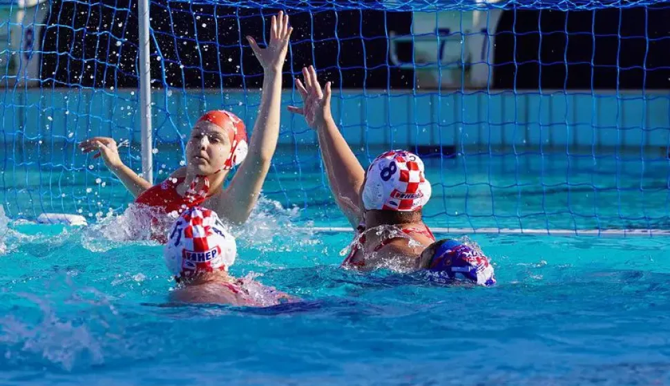 ZAGREB, 24. travnja 2026. (Hina) - Hrvatska ženska vaterpolo reprezentacija nastavlja pobjednički niz u Diviziji 2 Svjetskog kupa na Malti pobijediv&scaron;i u petaku četvrtfinalu Portugal sa 18-7 (5-3, 3-2, 4-1, 6-1).