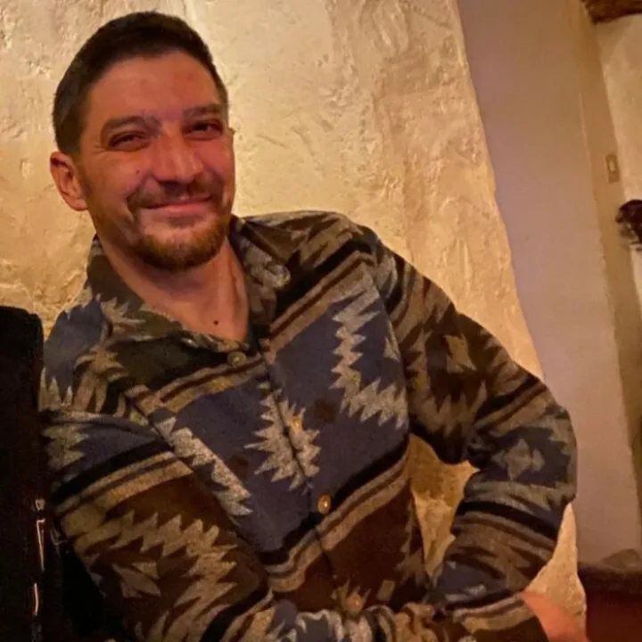 Mirza Čengić, 35-godi&scaron;nji državljanin Bosne i Hercegovine, koji se 17. travnja, kolegama na poslu požalio na trnjenje ruke i lijeve strane tijela, preminuo je niti dvadeset minuta nakon &scaron;to su mu u Zavodu za hitnu medicinu Zadarske županije (ZHMZŽ) izmjerili tlak, ocijenili da nije vitalno ugrožen i da ne zahtijeva hitno bolničko zbrinjavanje te mu savjetovali da se javi liječniku ako se stanje ne popravi nakon vikenda.