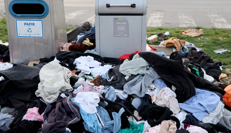 16.03.2026., Zagreb - Medju kronicne probleme sa odlaganjem otpada svakako spadaju I podzemni spremnici postavljeni kod trznice Dubec. Ruzne slike razbacanog smeca, ponajvise tesktilnog otpada nisu od jucer i traju godinama, prakticki od samog postavljanja spremnika. Da li je tome razlog opcenito mali broj kontejnera za tekstil diljem grada, ili neodgovorni gradjani otpad ostavljaju oko spremnika pa se stara odjeca onda razvlaci tesko je reci, ali radnici Cistoce koji u skladu sa svojm mogucnostima saniraju stanje nisu rjesenje nego treba iznaci opciju koja ce rijesiti problem. Photo: Patrik Macek/PIXSELL