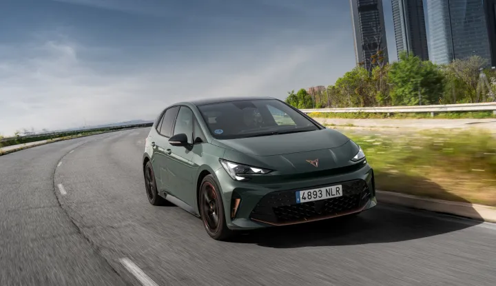 Redizajniran je Born, Cuprin električni adut