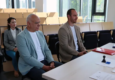 Nova Gradi?ka, 27.4.2026.- Predaja potpisa za kandidature u Novoj Gradi?ki otvorila je izbornu utrku i jasno pokazala raspolo?enje bira?a. Hrvatska demokratska zajednica prva je predala potpise s kandidatom za gradona?elnika Bernardinom Trnkom i kandidatom za zamjenika Brunom Bu?i?em dok u utrku ulaze i kandidati Socijaldemokratske partije nezavisnim Markom ?osi?em i strana?kim kandidatom za zamjenika Borisom ?alinskim. Obje stranke potpise su predale danas u dopodnevnim satima Gradskom izbornom povjerensvu grada Nove Gradi?ke. Na slici Ivana Ribari? Majanovi?, SDP-ov kandidat za zamjenika gradona?elnika Boris ?alinski i za gradona?elnika Marko ?osi?. foto HINA/ Dubravka Kova?i?/ ua