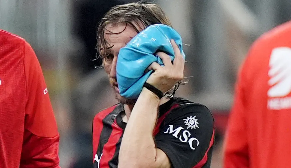 26.04.2026, Stadio Giuseppe Meazza, Mailand, ITA, Serie A, AC Milan vs Juventus Turin, 34. Runde, im Bild AC Milan's Luka Modric injured // AC Milan's Luka Modric injured during the Seria A 34th round match between AC Milan and Juventus Turin at the Stadio Giuseppe Meazza in Mailand, Italy on 2026/04/26. EXPA Pictures ? 2026, PhotoCredit: EXPA/ laPresse/ Spada  *****ATTENTION - for AUT, SUI, CRO, SLO only***** Photo: EXPA/ laPresse/ Spada/EXPA