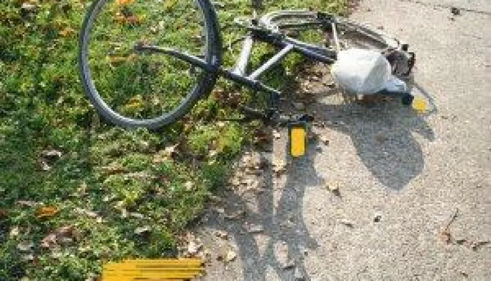 Biciklist u dobi od 17 godina pričao na mobitel i zabio se u automobil, bicikl, nesreća, prometna, ilustracija