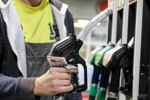 11.10.2021., Zagreb - Od ponoci nas ceka novo, drasticno poskupljenje cijene goriva. Kako je najavljeno, spremnik od 50 litara benzina skuplji je za 13 kuna, dizela za 19,5 kuna, dok prosjecan spremnik LPG-a kupce stajati 15 kuna vise. Dizel je jos prosli tjedan probio granicu od 11 kuna i drzi do sada najvisu cijenu.Photo: Emica Elvedji/PIXSELL