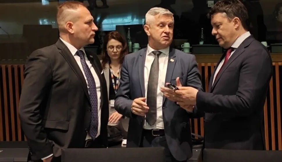 Na Vijeću Europske unije za poljoprivredu i ribarstvo (AGRIFISH) u Luxemburgu Hrvatska je u raspravi o budućnosti Zajedničke poljoprivredne politike (ZPP) zagovarala stav o ključnoj ulozi potpore dohotku i malim proizvođačima kojima nije poljoprivreda osnovna djelatnost, izvijestili su u utroak iz Ministarstva.Na redovitom sastanku, na kojem je u ponedjeljak sudjelovao potpredsjednik Vlade i ministar poljoprivrede, &scaron;umarstva i ribarstva David Vlajčić, 