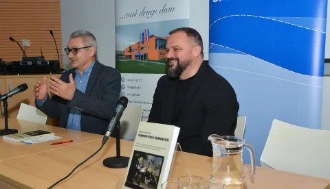 Karlovac, 27.04.2026.- Knji?evnik i profesor Kristian Novak predstavio je ve?eras u Gradakoj knji?nici "Ivan Goran Kova?i?" u Karlovcu svoju novu knjigu "Ukrotiti pticu grabljivicu" s podnaslovom "Filolo?ka i diskursna analiza protuma?arizasijske bro?ure Sollen Wir Magyaren Werden (1833). Uz Novaka, u prezentaciju se uklju?ivao i urednik njegove knjige Damir Agi?i?, profesor povijesti i predstavnik nakladni?ke ku?e "Srednja Europa". Novak u ovoj knjizi pi?e o pet pisama napisanih iz Pe?te prijatelju na Tisi, a koja su otisnuta u tri izdanja bro?ure objavljene u Karlovcu 1833. godine u tiskari Johanna Nepomuka Prettnera. U to vrijeme ma?arske hegemonije, nije se znalo tko je autor tih protuma?arskih pisama, a Novak na osnovi opse?nih istra?ivanja s velikom vjerojatno??u tvrdi da je to bil slova?ki ?upnik Samuel Hoj?. foto HINA/ Mladen VOLARI?/ ik